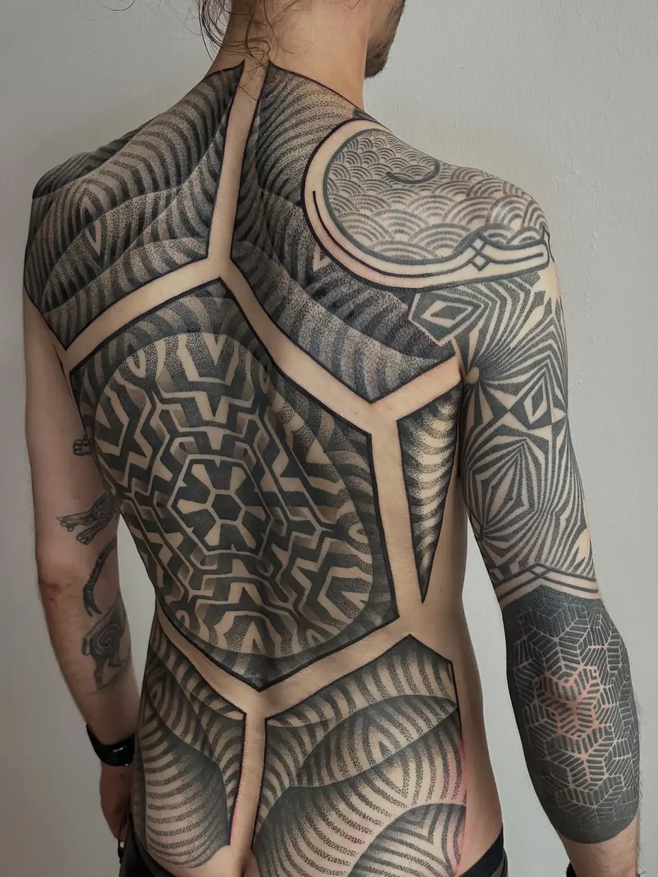 Ari Akkermann — no filter.. partially healed.. #geometric #backpiece #tattoo #ariakkermanntattoo — Graphic