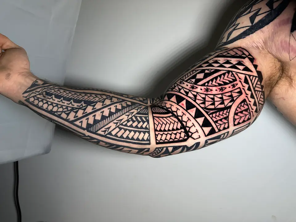Ari Akkermann — Photo 01.02.25, 16 33 56 — Geometric Tattoo