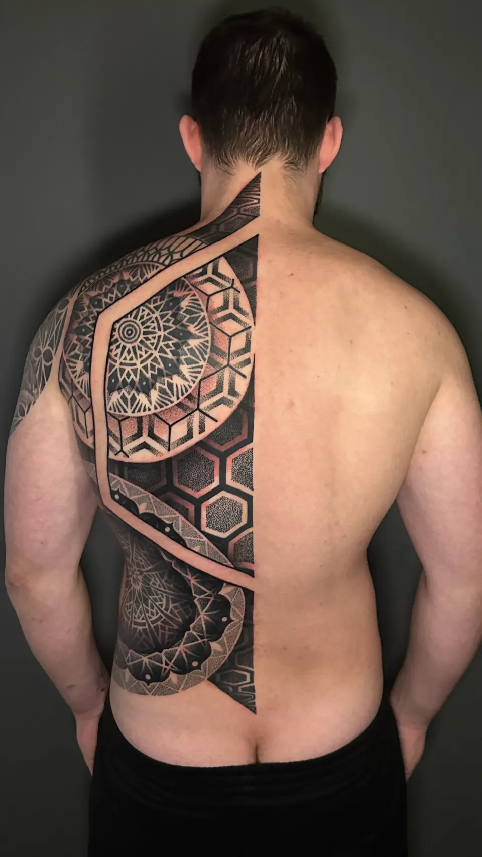 Ari Akkermann — Photo 15.12.25, 17 35 55 — Blackwork Tattoo