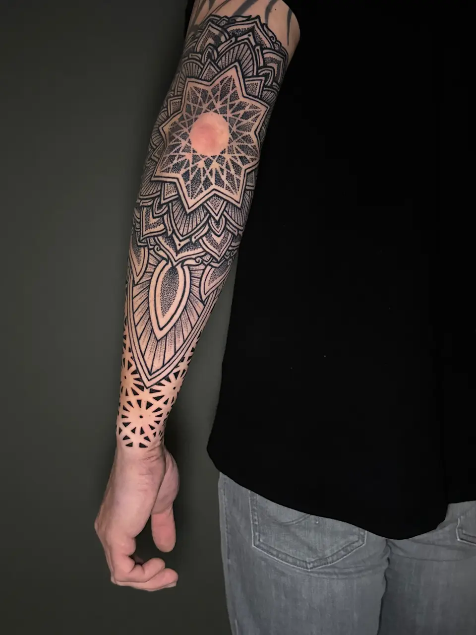 Ari Akkermann — Photo 20.03.25, 19 19 56 — Geometric Tattoo